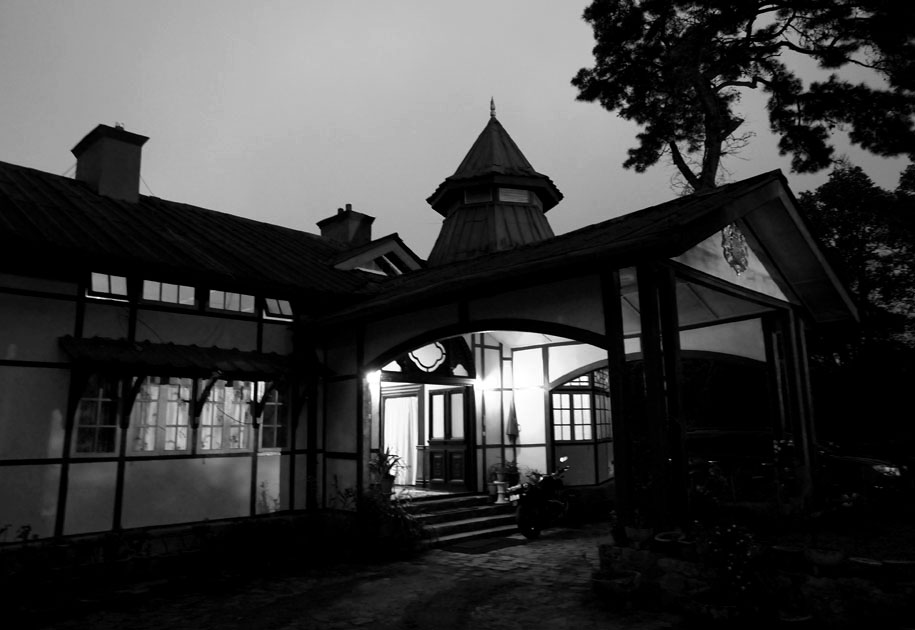 03_PrincePradyotDebBurmanroyalhouse.hellomagazine.blackandwhite.house.jpg